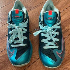 Lebron 11 Low Turbo size 4.5 (boys)